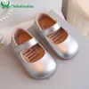Pierwsze spacerowicze moda maluch dziewczęta chłopcy Pierwsze urodziny buty ślubne solidne srebrne modne buty skórzane dla małych dzieci 230227