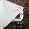 Robinet de robinets de lavabo de salle de bains et lavabo froid, le robinet tout en cuivre plissé