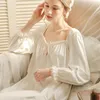 Kvinnors sömnkläder vit nattklänning sömnkläder lady våren hösten långärmad nattdress lösa kvinnor prinsessa nattklänningar bekväma 230227