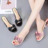 Slyckor Rensa transparenta kvinnor Skor Kvinna 2023 Summer Pearl Spike High Heels Female Slides Ladies Mules