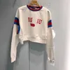 女性のパーカースウェットシャツデザイナーハイバージョン2022秋と冬の新しい美容スタイル赤い白い青色コントラストラウンドネックショートセータートップ女性JN82
