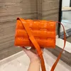 Body Cross Bag Дизайнерский кошелек Женские кожаные сумки Почтальон Наплечные сумки Кошелек Письмо Широкий ремешок Тканые сумки для покупок Мода 2023 высокое качествоQ12I