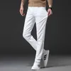 Jeans para hombres Diseñador versión coreana otoño e invierno moda personalizada negro blanco br nuevos jeans elásticos para hombres slim fit pie pequeño E75F