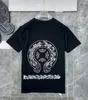 Chromees t shirt mens skjortor Chromees Hearts T Shirt Högkvalitativ märkesbesättning Nacke Korta ärmar Toppar T-shirts Casual Horseshoe Sanskrit Cross Print Shirt 150