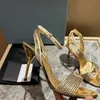Satinsandaler med kristaller Högklackade sandaler i metalliskt läder med dubbar Med syntetiska kristaller heltäckande 100 mm klack i metallic-finish