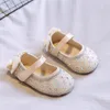Pierwsze spacerowicze 12-15.5cm marka buty dla niemowląt beżowe Bling cekin dziewczęta księżniczka sukienka butę maluch miękkie motyle spacerowicze 230227