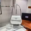 Bolsas Mensageiro Bolsas de Ombro Meia Lua Designer de luxo Bolsas de grife Cleo Mini bolsa de couro escovado Fechamento com aba com ímã Bolsa de ombro 2023 de alta qualidade