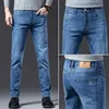 Mäns jeans 2023 sommar och höstmonterad rak högkvalitativ denim klassisk stil broderi ungdomsmode lättvikt