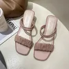 Sandaler 2023 Kvinnors dubbelanvändning i koreansk version av hög klackar av den enkla yttre slitage och tofflor