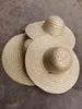 Designer -Strohhut, der aus Gras einen Hut macht