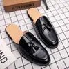 Klädskor 2022 lyx varumärke patent läder loafers tofflor män flip flops sandaler klassiska mulor glider utomhus man tassel casual skor R230227