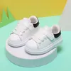 Primeiros caminhantes Spring Autumn Fashion White Board Sapatos Baby Sapatos Casuais Crianças Little Fashion Sneakers Sapatos de esportes Sports First Walkers 230227