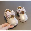 Pierwsze spacerowicze 11.5-15.5cm marka niemowlęta dziecięce miękkie podele bowknot księżniczka sukienka ślubna Prewalker Born Pearls Toddler jesienne buty 230227