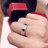 Luksusowy designerski pierścionek miłość pierścionek 6-11 rozmiar Spersonalizowany diament modny i wszechstronny unisex temperamentowy pierścionek Wysokiej klasy luksusowa moda minimalizm