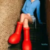 Boots de chuva de cabeça de designer-big garoto a mesma moda criativa borracha vermelha botas feminina 2023 nova prova d'água plana do lado de fora para usar tubo médio