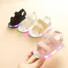 Sandalen Größe 2125 Sommer Kinder LED Strandsandalen mit Licht Baby Sandalen für Mädchen Jungen Weiche Unterseite Kinderschuhe Kleine Kleinkindschuhe Z0225