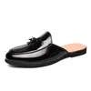 Klädskor 2022 lyx varumärke patent läder loafers tofflor män flip flops sandaler klassiska mulor glider utomhus man tassel casual skor R230227