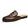 Vestido sapatos 2022 Summer homens mulas de couro ao ar livre sapatos casuais respiráveis ​​meio chinelos padrão de crocodilo homem meio sapato homem mocassins de centavo r2302227