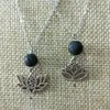 Naszyjniki wiszące Lotus kwiat czarny lawowy kamień naszyjnik wulkaniczny koraliki skalne DIY Aromaterape olej dyfuzor kobiet kropla biżuteria dela dh2t8