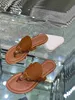 2023 Tasarımcı Flip Flops Sandalet Kadın Terlikleri İçin Sandalet Gerçek Deri Flip Flops Düz Plaj Ayakkabıları Yaz Siyah Mat Lüks Pembemkolor Kadın Daireleri Kauçuk terlik
