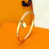 Design Bangle rostfritt stål armband 14K Guldarmband Mens Charm Inledande armband Personlig armband Graverad Dop Lyxig bröllopspresent