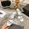 2023 designer luxe sandales à bout rond femmes 100% cuir blanc noir abricot une ligne boucle chaussures printemps été ladys chaîne de mode sexy Stiletto talons hauts sandale