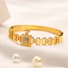 0be3 Bracciale rigido di design Braccialetti di lusso con ciondoli Gioielli da donna con lettera Placcato in acciaio inossidabile 18k Bottiglia d'oro Bracciale in cristallo Fash