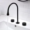 Badrumsvaskar kranar bassäng mässing utbredd 3 håls svart kran dubbel handtag och kallt vatten släpp kranar