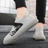 2023 Homens Mulheres Running Shoes Running Black cinza Khaki White Mens treinadores ao ar livre tênis Tamanho 39-44 Color60