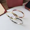 Pulseiras de designer de luxo pulseira de ouro e prata para mulheres Buckle para parafuso Bangle Casual Party Gift Jewelry Stands para amor Ambiente simples