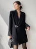 Damen Anzüge Blazer EAM Frauen Schwarz Unregelmäßige Schnalle Große Größe Blazer Revers Lange Ärmel Lose Fit Jacke Mode Frühling Herbst 1DE3390 230228