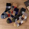 Meias masculinas 5 pares de inverno homens grossos meias de lã quente xadrez harajuku retro tamanho grande neve lazer anticongelante cashmere meias longas calcetines z0227