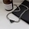 Vit triangelhänge halsband designer hiphop enkelhet svart vit metall cool chic emalj estetiska designer smycken halsband mens kedjor zb011 f23