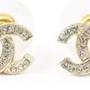Små söta vindar enkla örhängen Designer örhänge Bokstav c Logotyp örhänge Lyx Kvinnor Modebåge Smycken Metallörhänge