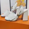 Shak ke Sandals White Charol becerro Famosas sandalias de diseñador tacones altos primavera verano 2023 nuevas partes superiores con accesorios tonales de la firma sandalia cuadrada tacón