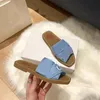 2023 Slippers Designer Женщины древесные плоские мулы Сандалии скользит парусные холст белые чернокожи