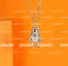 Colares de pingentes atacadistas astronautas astronautas colar de colar de pingente letra v designador de jóias de jóias de luxo para feminino bijoux cjewelers