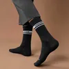 Erkek Çorap Kişilik Siyah Beyaz Çizgili Moda Sockings Pamuk Harajuku Mektup Hip Hop kaykay Komik Yumuşak Yumuşak Mutlu Erkekler ve Kadın Çoraplar Z0227