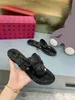 2023 Tasarımcı Flip Flops Sandalet Kadın Terlikleri İçin Sandalet Gerçek Deri Flip Flops Düz Plaj Ayakkabıları Yaz Siyah Mat Lüks Pembemkolor Kadın Daireleri Kauçuk terlik