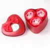 Ghirlande di fiori decorativi 3pcs Scatola di latta a forma di cuore di fiore di sapone rosa per ragazzo / ragazza Amico San Valentino Regalo di nozze Ospiti Bomboniere