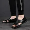 Slippers stijlvolle mannen lederen sandalen zwart licht heren zomer casual rome schoenen licht zachte comfortabele mannelijke gladiator sandalen bestseller y2302