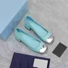 Üst tasarım elbise ayakkabıları moda 2023 Pradity kadınlar deri yüksek topuk mektup logo partisi düğün turizm tatil gündelik düz ayakkabılar 03-14