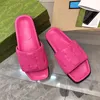 Kvinnors designer Flat Sandals tofflor Fashion Letter Ladies Shoes Metal Buckle Luxury Outdoor Flip Flops Storlek 35- 41 Grön svart röd