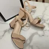 Lyxiga högklackade damsandaler Designer Metallic Laminat Läder Platt Mellanhögklackad Sandal Sommar Strand Bröllopssko Klänning Skor Med Box NO021