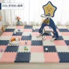 Spela Mats Puzzle Mat Baby Eva Foam Spela svartvitt sammanlåsande träningsplattor golvmatta och matta för barn pad 30*30*1 cm gåvor 230227