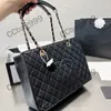 CC Bag Luxury Ladies Caviar GST Lager Capacidad Bolsas de la compra Cuero de vaca Caqui Negro Oro y cadena de plata Totalizadores Carta Insignia Patrón de bordado Bolso para deportes al aire libre Monedero