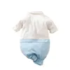Jumpsuits Född babykläder Gentleman Jumpsuit för barn pojkar kläder 100% bomull baby pojke övergripande lapptäcke bror kläder 0-18månad 230228