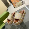 Designer Womens Sandals Mens tofflor Flip Flops Luxury Plat Tjock Bottom Brodery Tryckt Jelly Rubber Läder Women Dress Shoes High Heel Slipper 35-45