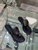 2023 Designer chinelos sandálias para mulheres chinelas de couro genuíno chinelos de chinelos de praia plana verão preto fosco de luxuos