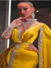 2023 Robes décontractées Gold Party High Noud Per perle Sirène Sirène Sirène Cape Long Satin Arabe Dubaï Taille jaune S M L XL 2XL